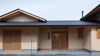 Hiiragi куќа - куќа во форма на буквата У во центарот на која е двор и семејно дрво