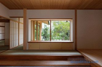 Hiiragi куќа - куќа во форма на буквата У во центарот на која е двор и семејно дрво