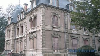 Декоративна декорација на аглите на фасадата, руста од камен и современи материјали во дизајнот на аглите на куќата