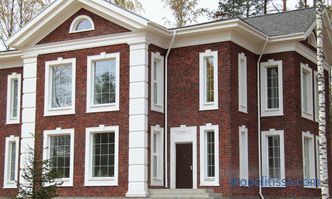 Декоративна декорација на аглите на фасадата, руста од камен и современи материјали во дизајнот на аглите на куќата