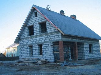 Проектот на куќата 7 на 9 со таванот - предностите и недостатоците на готовиот дом