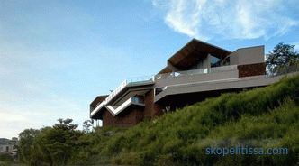 Селска куќа на врвот на една планина во градот Бело Хоризонте, Бразил