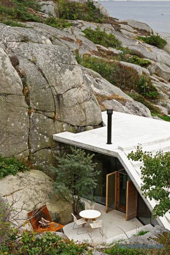 Куќа со проѕирни ѕидови на сончеви карпести брегови во Сандефјорд, Норвешка