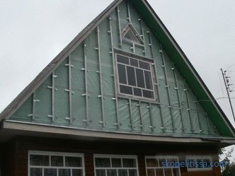 Покрив фронтон, дрвена фронтон, декорација на фронтон и мансарда покрив на приватна куќа