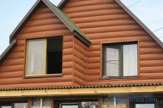 Покрив фронтон, дрвена фронтон, декорација на фронтон и мансарда покрив на приватна куќа