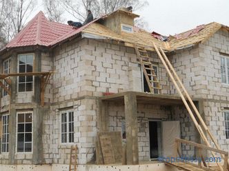 Надворешната завршница на куќата од пена блокови, отколку да ја обнови куќата надвор, завршете ја фасадата со обвивка
