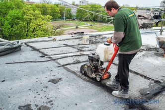 Демонтажа на ролковите покрив, методи, карактеристики и чекори на процесот, што влијае на трошоците за расклопување на покривот