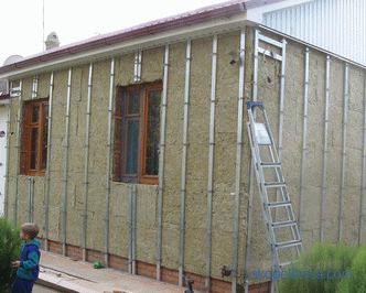 Како да се обложи дрвена куќа со обвивка со изолација: инструкции по чекор по чекор